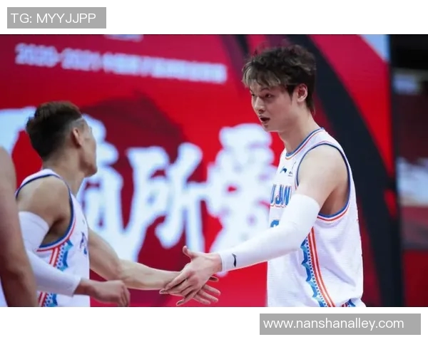 南京篮球队耐力争议引发热议球迷对球队表现的不同看法与期待