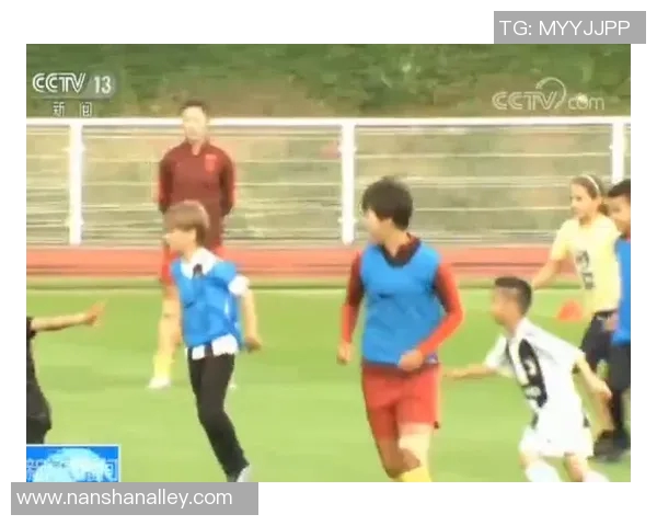 足球明星与儿子亲密互动踢球视频展现温馨家庭时光与运动乐趣 足球明星与儿子亲密互动踢球视频展现温馨家庭时光与运动乐趣